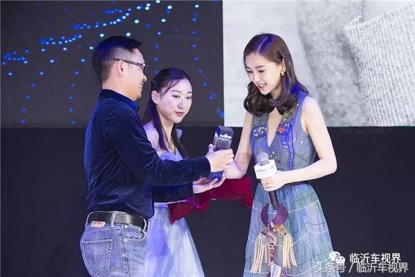 这位坐拥豪车的女人被评为2017最具价值女星，你觉得她称职吗！