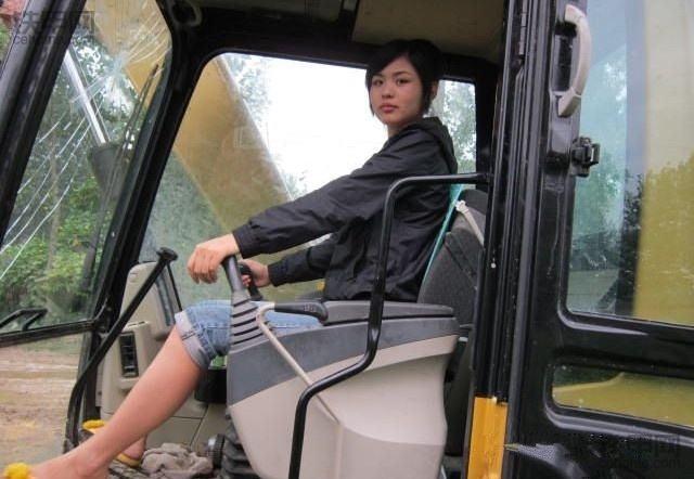 开挖掘机女生可以吗,女人开挖掘机的条件