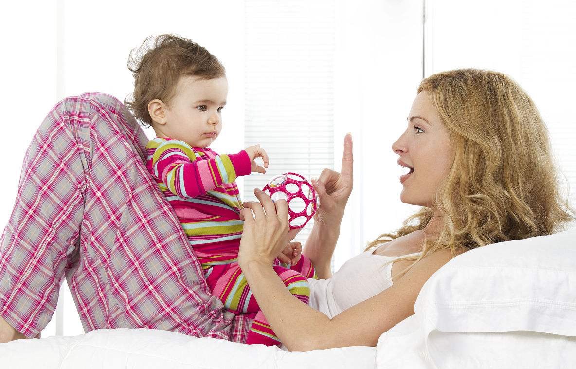 两岁宝宝喜欢吃手指怎么办,一岁宝宝总爱抓小东西往嘴里吃