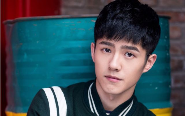 杨幂任何单品都能穿好,杨幂穿一件外套就出门