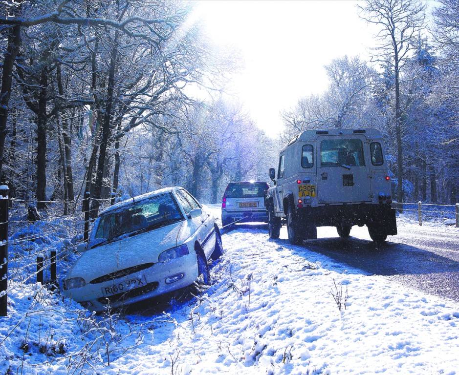 汽车在雪地里打滑,冬天车打滑上不去坡怎么办