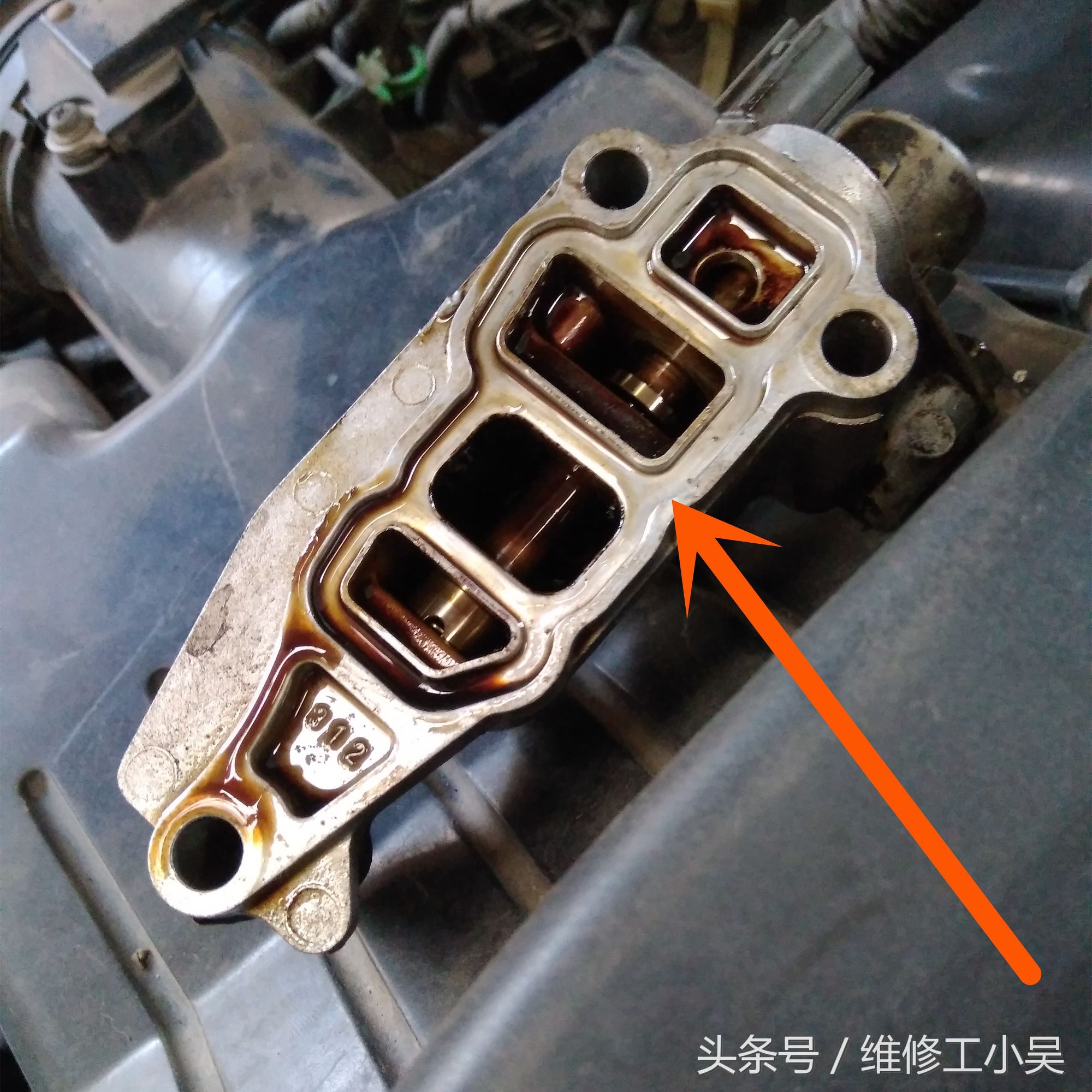 老本田雅阁的发动机漏机油，这又是一个小小的密封圈引起的故障！