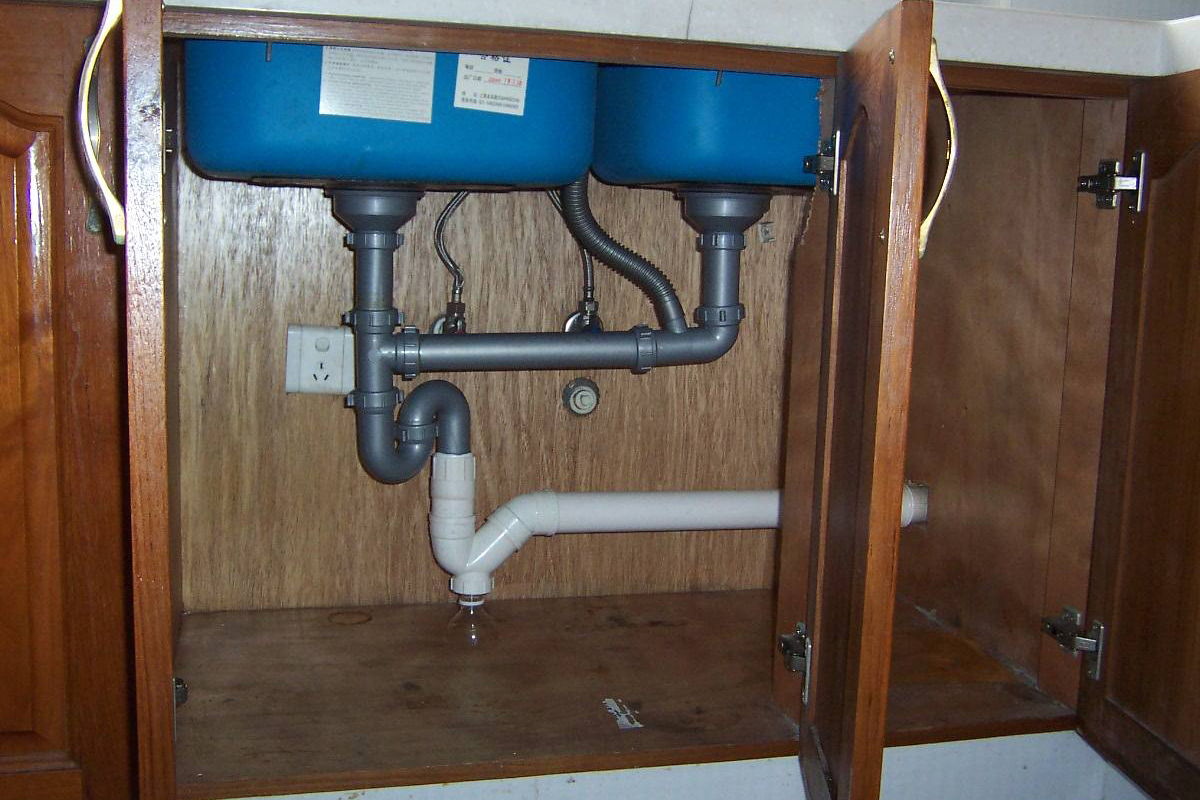 水池下水管堵塞怎么疏通多少钱,厨房水池油污堵塞严重疏通方法