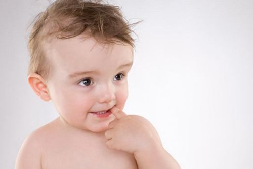 两岁宝宝喜欢吃手指怎么办,一岁宝宝总爱抓小东西往嘴里吃