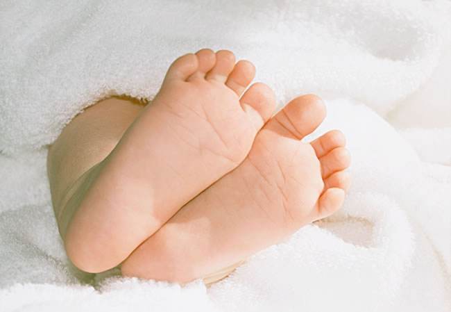 两岁宝宝喜欢吃手指怎么办,一岁宝宝总爱抓小东西往嘴里吃