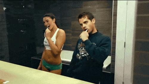 他们口含尿液治牙病，还为一口好牙不惜盗尸掘墓、奔赴战场