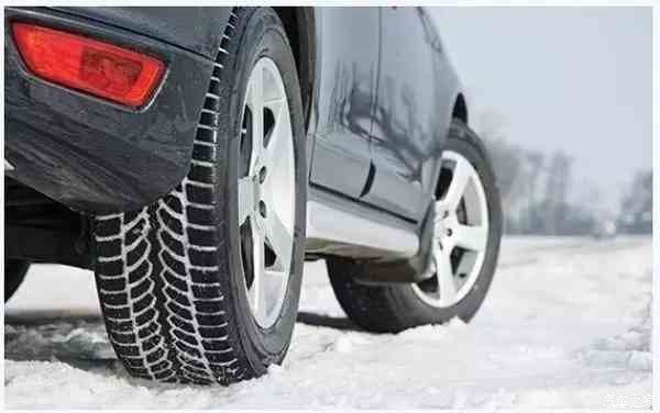 汽车在雪地里打滑,冬天车打滑上不去坡怎么办