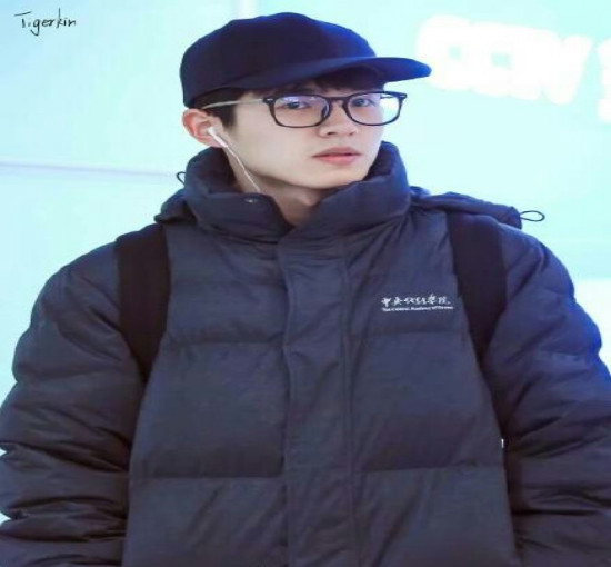 杨幂任何单品都能穿好,杨幂穿一件外套就出门