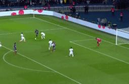 内马尔第一次插花脚停球,内马尔把姆巴佩的球踢飞