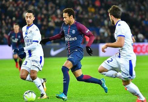 内马尔第一次插花脚停球,内马尔把姆巴佩的球踢飞