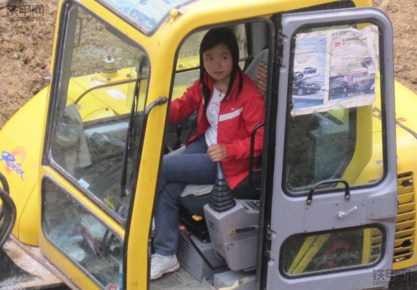 开挖掘机女生可以吗,女人开挖掘机的条件