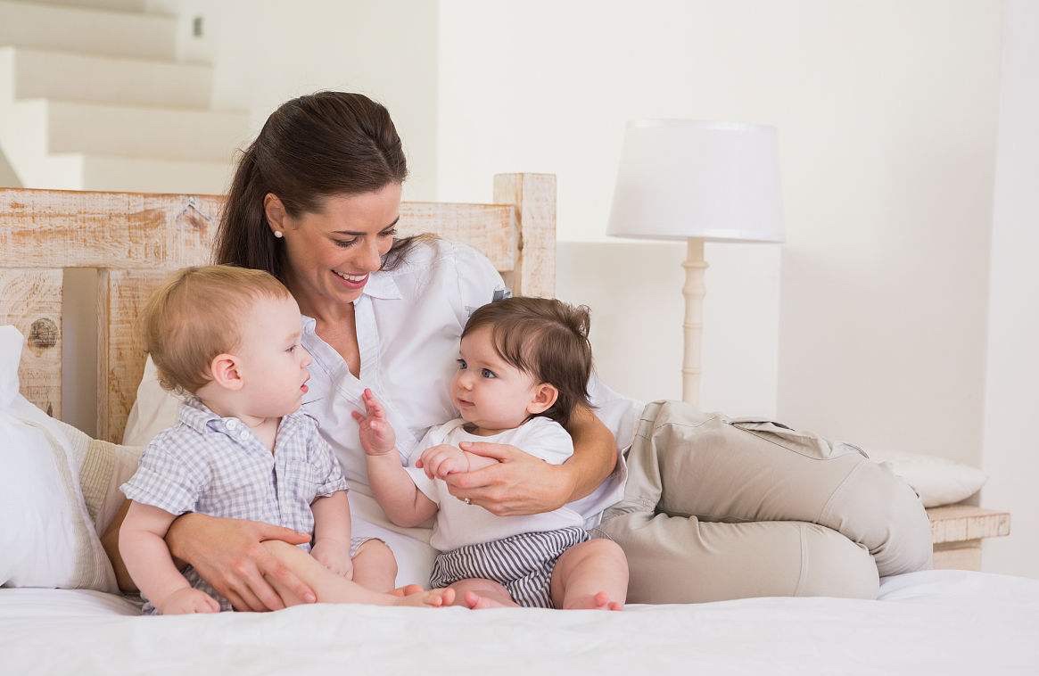 两岁宝宝喜欢吃手指怎么办,一岁宝宝总爱抓小东西往嘴里吃