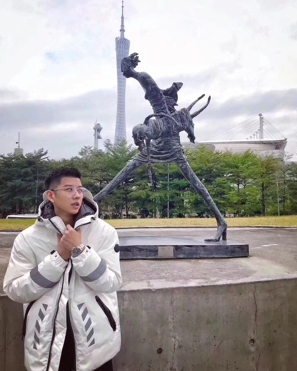 moncler和offwhite联名羽绒服,比moncler还高级的羽绒服