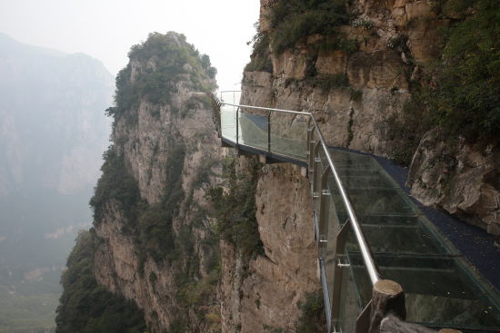 全球最惊险的玻璃栈道,中国最惊险恐怖的玻璃栈道
