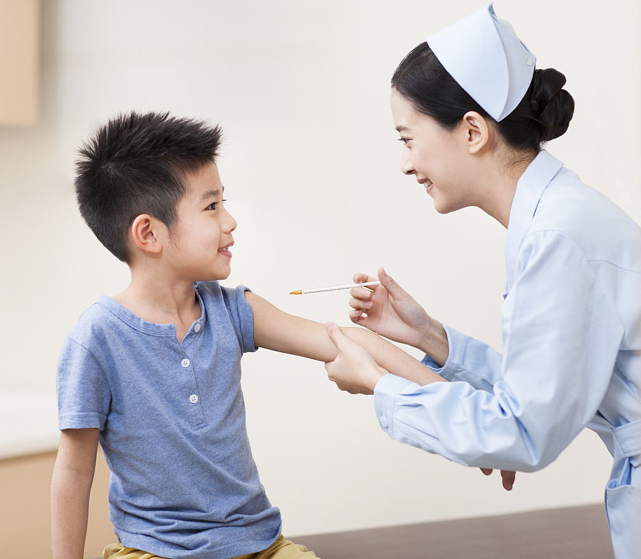 打针往针管回血怎么回事,被别人输液的针头扎出血怎么办