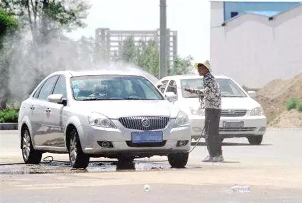 汽车打蜡镀膜镀晶怎么选择,打蜡和贴膜哪个更好
