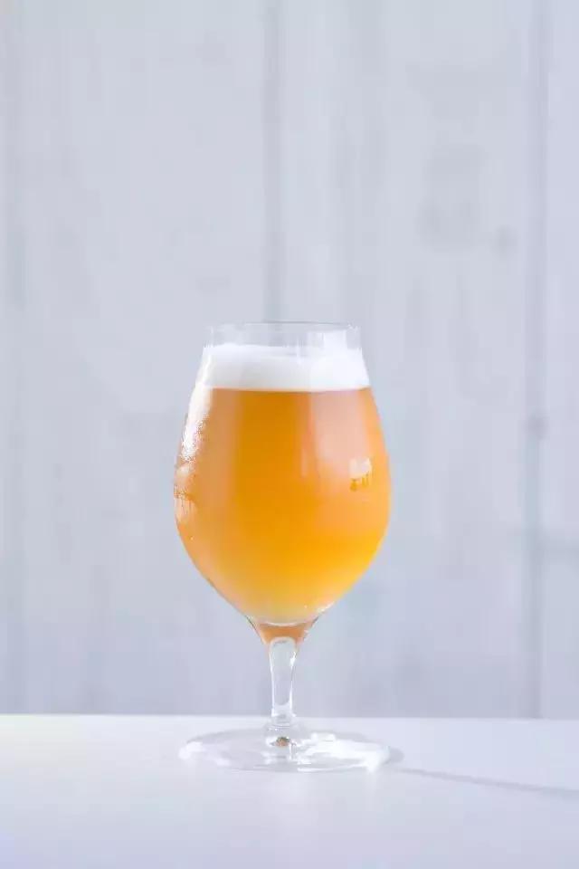 布鲁塞尔金奖酒,布鲁塞尔金奖白酒瓶子值钱吗