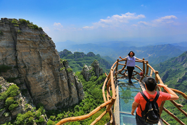 全球最惊险的玻璃栈道,中国最惊险恐怖的玻璃栈道