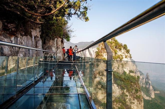 全球最惊险的玻璃栈道,中国最惊险恐怖的玻璃栈道