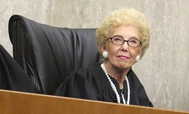 历时18年,美国政府终于让*草烟**公司上电视“认罪”