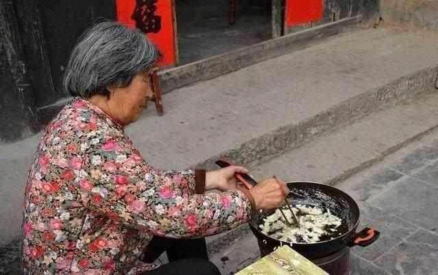 老奶奶在街头卖的这道美食,看似简单生意却火爆,天没亮就有人买