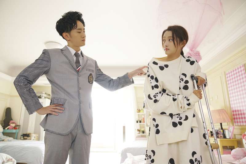 关晓彤和朱晓鹏的歌曲,朱晓鹏关晓彤吻戏