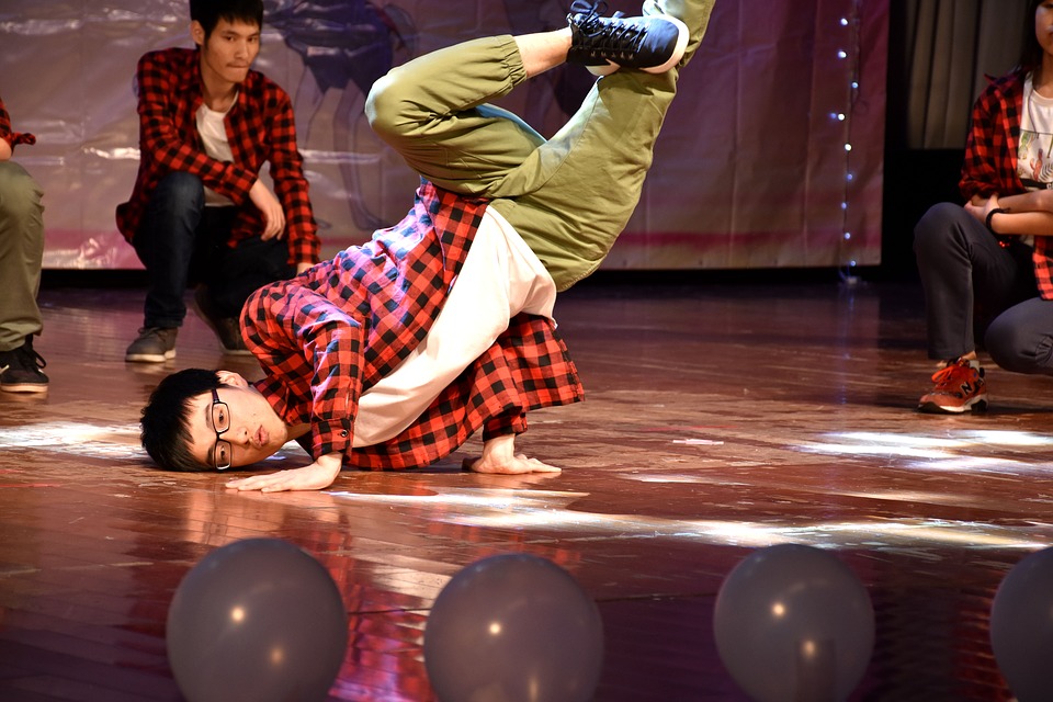 小说：她没钱买礼服被群嘲，萌宝壕刷一个亿，只为给她买一件礼服