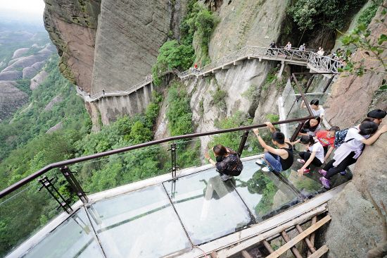 全球最惊险的玻璃栈道,中国最惊险恐怖的玻璃栈道