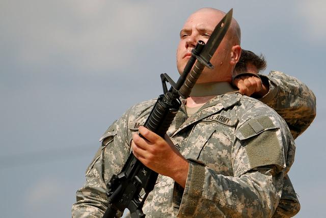 美军近战搏斗利器，除了能切肉，更能断铁丝网