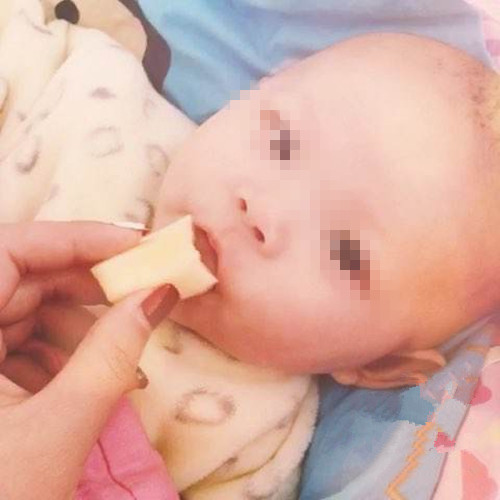 嫂子有乙肝还坚持喂侄子吃东西，弟媳劝阻不听，还说她太小气