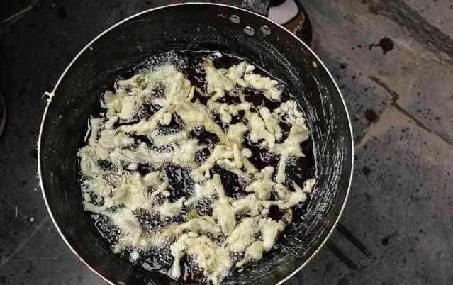 老奶奶在街头卖的这道美食,看似简单生意却火爆,天没亮就有人买