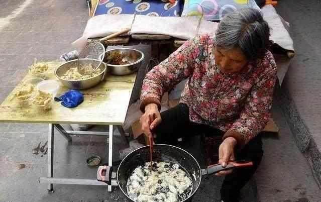 老奶奶在街头卖的这道美食,看似简单生意却火爆,天没亮就有人买