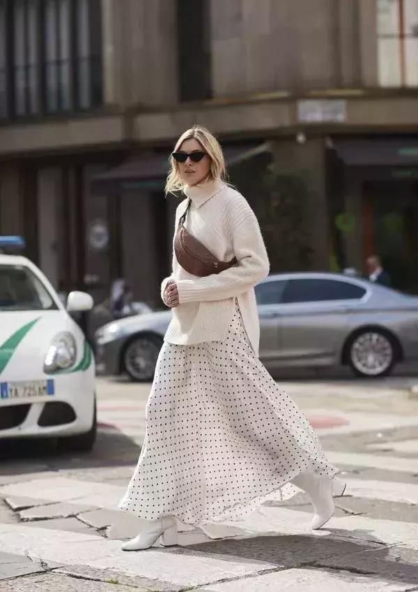 冬天纯色毛衣的高级穿搭,秋冬人手一件的毛衣怎么穿更好看