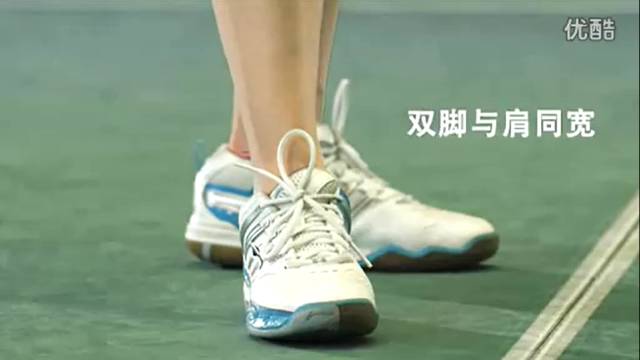羽毛球发球正手发高远球视频,羽毛球正手发高远球详细步骤文字
