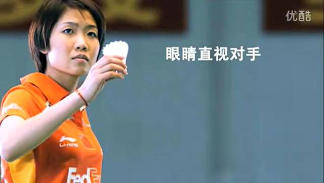 羽毛球发球正手发高远球视频,羽毛球正手发高远球详细步骤文字