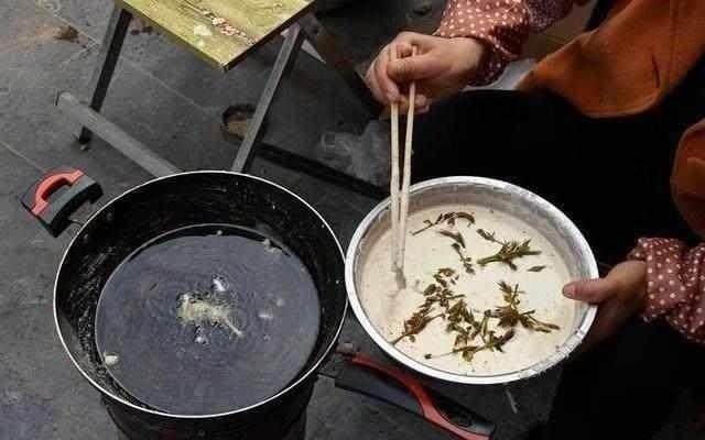 老奶奶在街头卖的这道美食,看似简单生意却火爆,天没亮就有人买