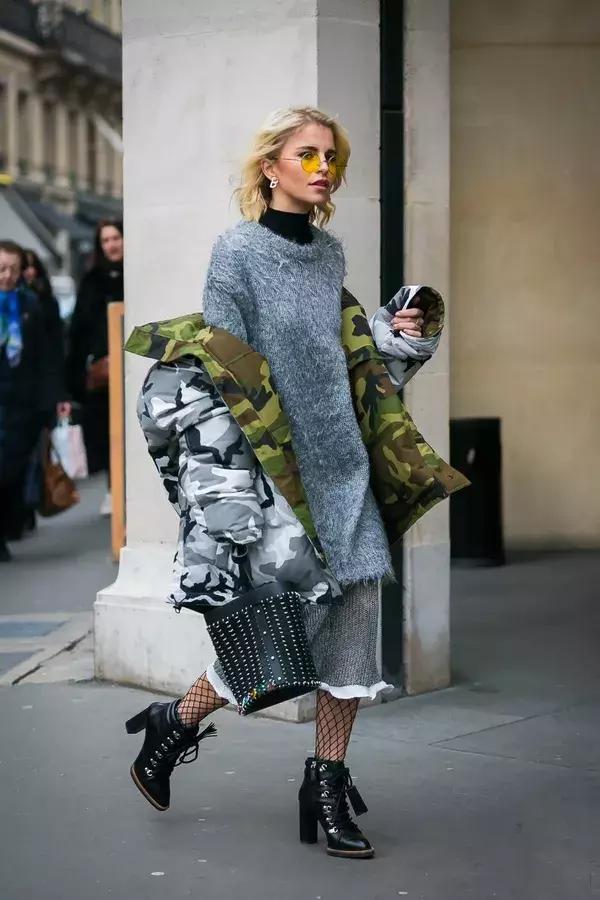 冬天纯色毛衣的高级穿搭,秋冬人手一件的毛衣怎么穿更好看