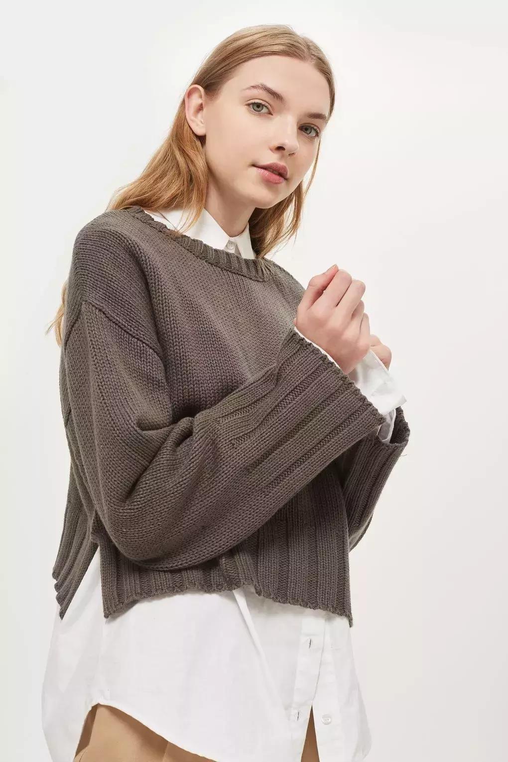 冬天纯色毛衣的高级穿搭,秋冬人手一件的毛衣怎么穿更好看