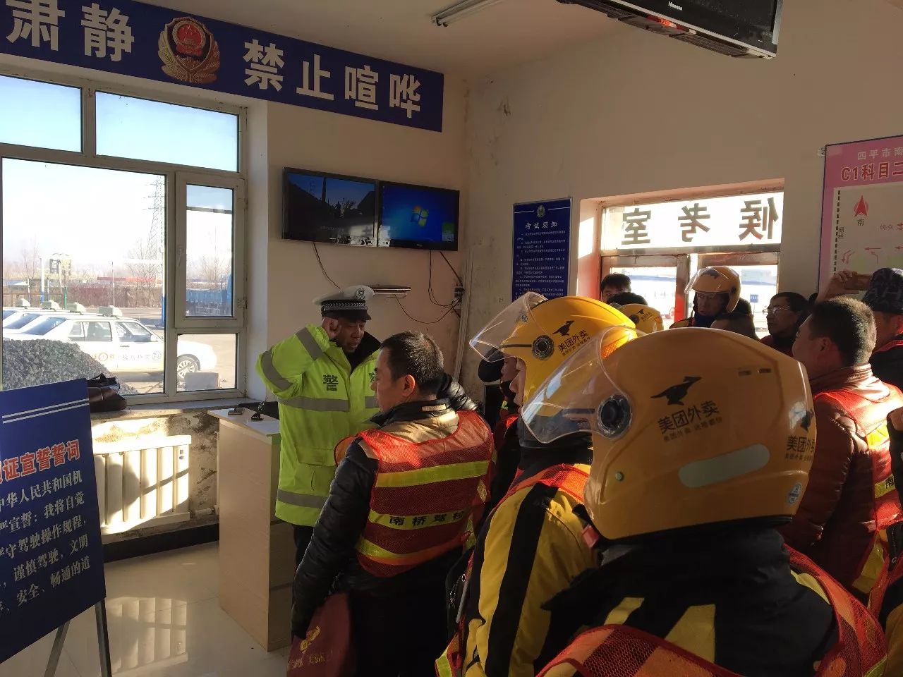 交警大队开展交通文明畅通行动,交警开展文明交通进农村宣教活动