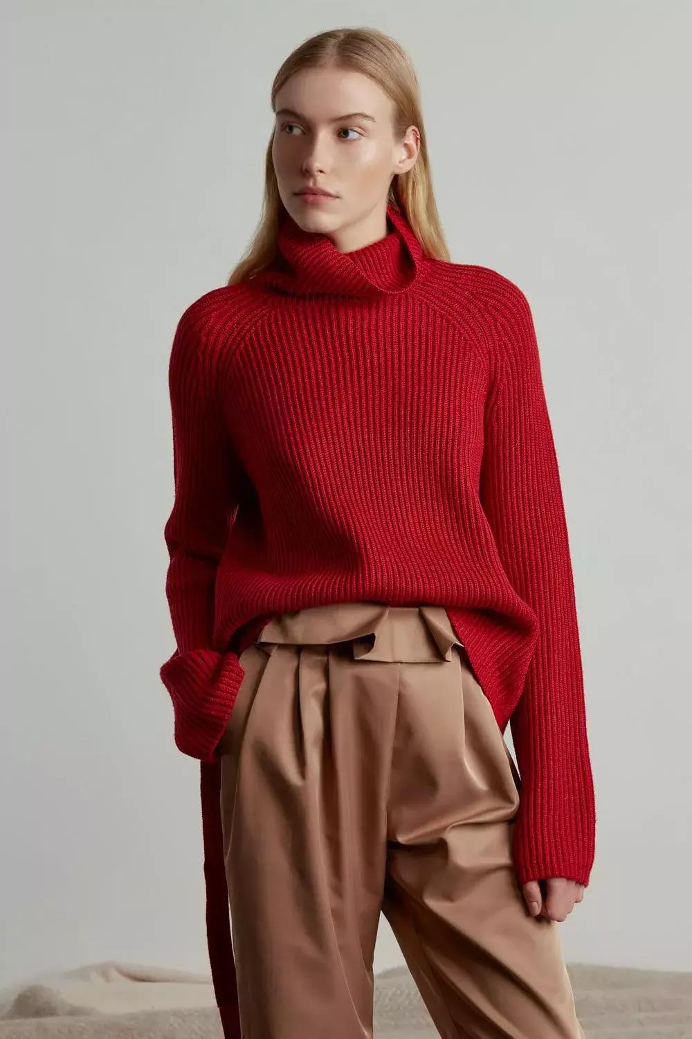 冬天纯色毛衣的高级穿搭,秋冬人手一件的毛衣怎么穿更好看