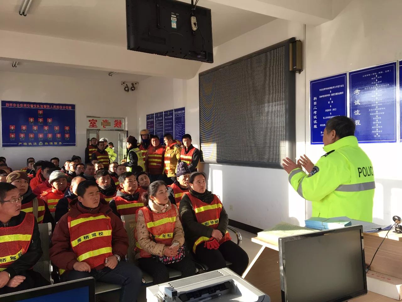 交警大队开展交通文明畅通行动,交警开展文明交通进农村宣教活动