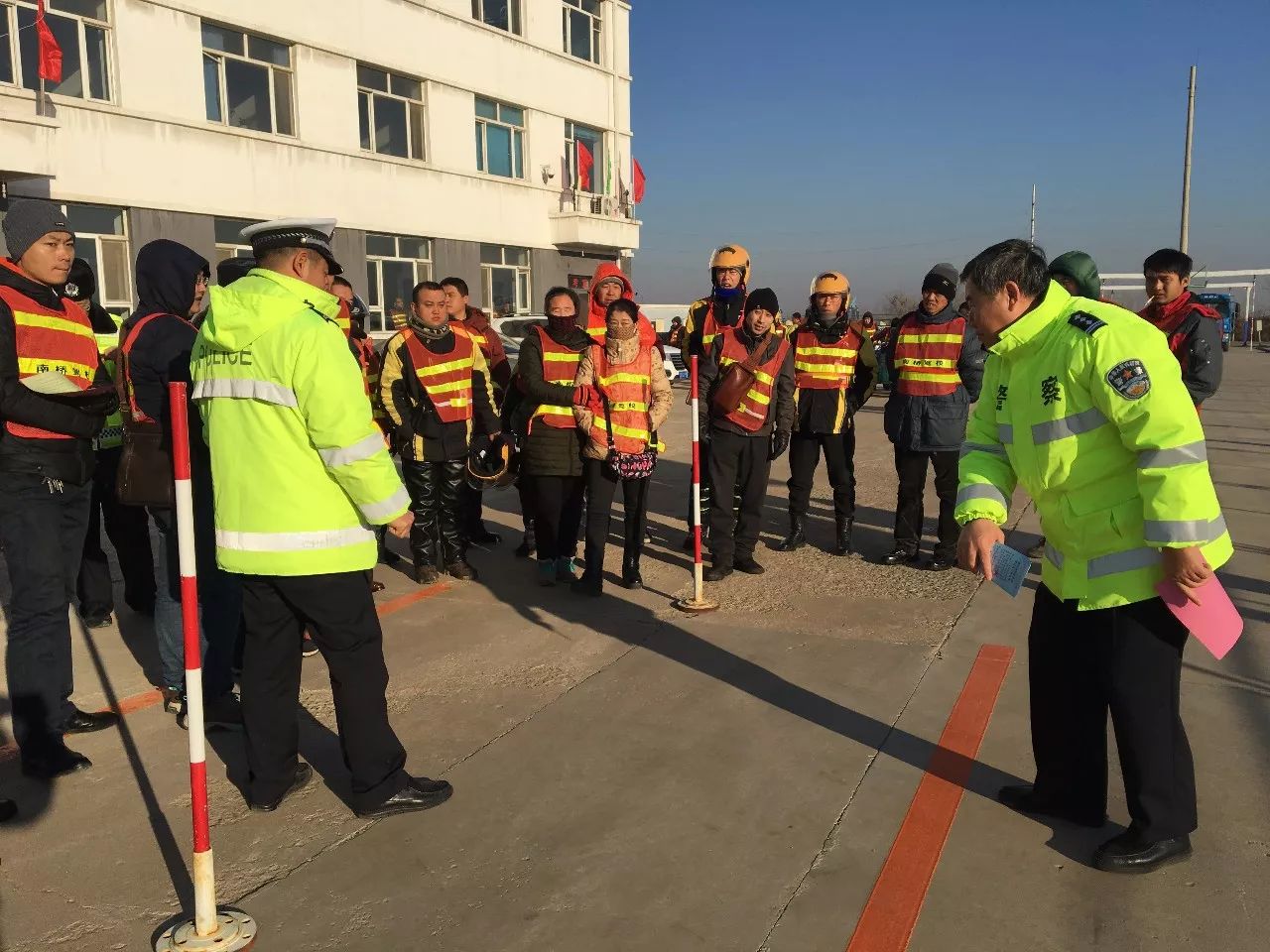 交警大队开展交通文明畅通行动,交警开展文明交通进农村宣教活动