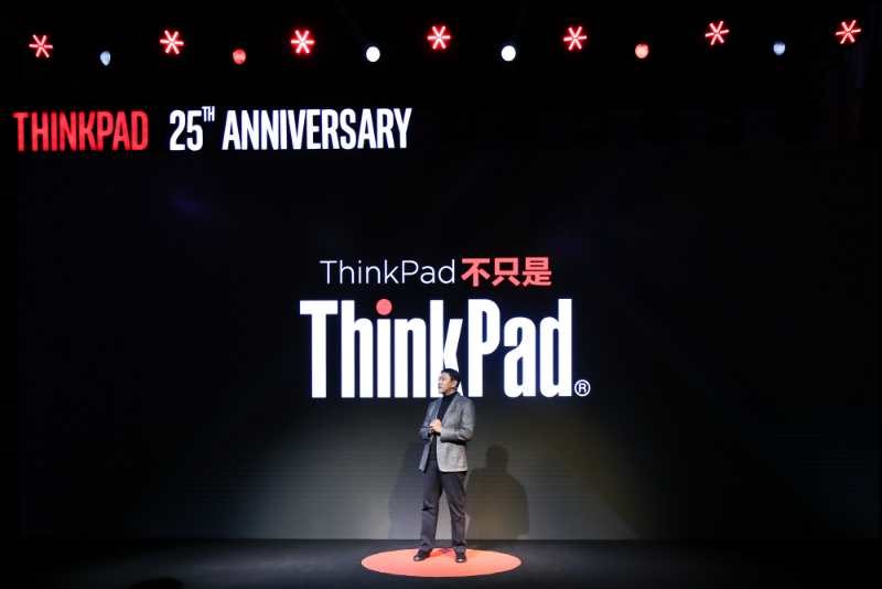 男人盯着会羡慕的笔记本，发布25周年纪念机型