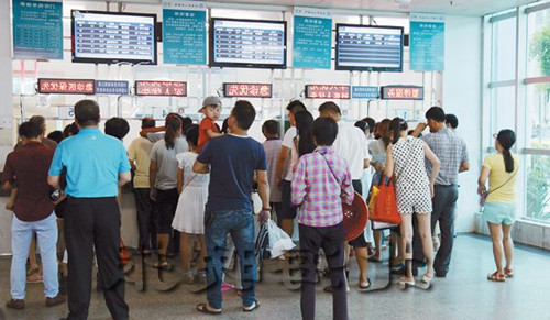 嫂子有乙肝还坚持喂侄子吃东西，弟媳劝阻不听，还说她太小气