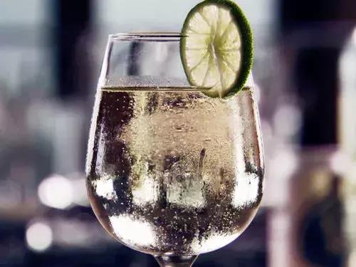 喝完酒牙齿发涩,喝酒后嘴唇紫是什么原因