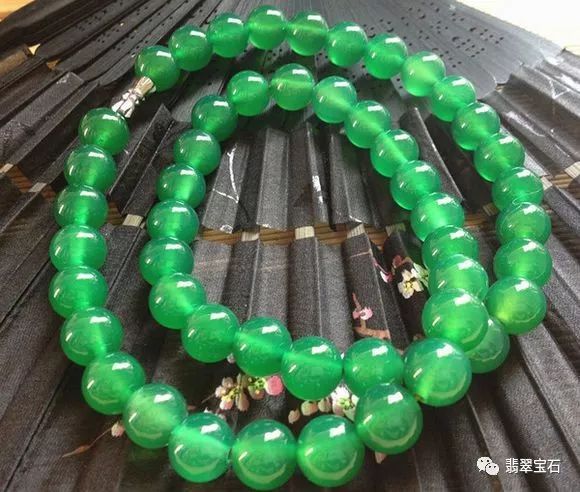 翡翠乌鸡真假辨别方法,用碎纸屑辨别翡翠真假