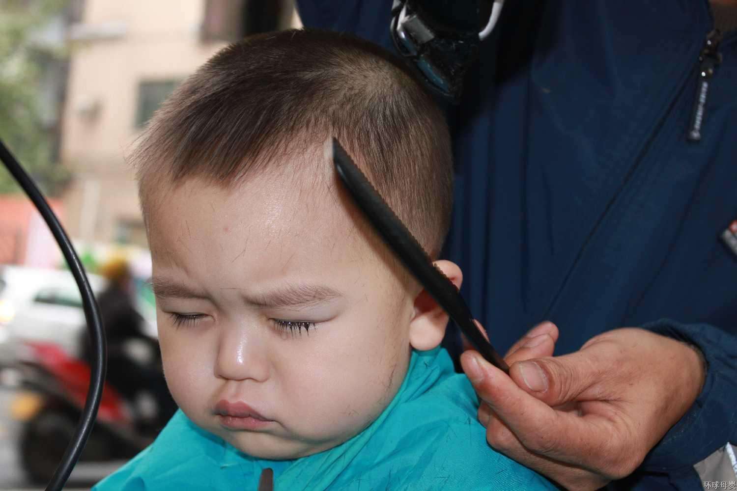 新生婴儿理发需要注意什么,新生儿理发如何避免伤到囟门