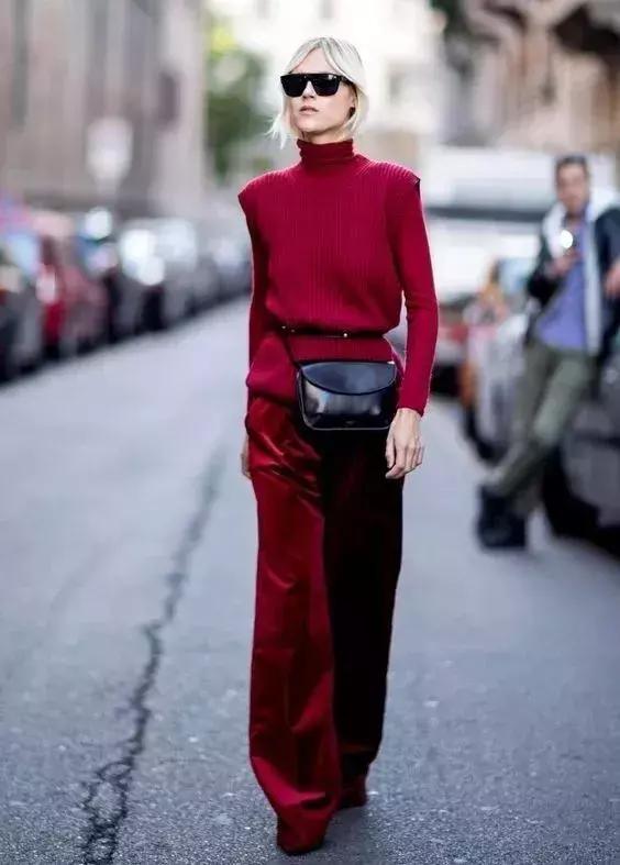 冬天纯色毛衣的高级穿搭,秋冬人手一件的毛衣怎么穿更好看