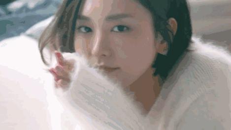 冬天纯色毛衣的高级穿搭,秋冬人手一件的毛衣怎么穿更好看