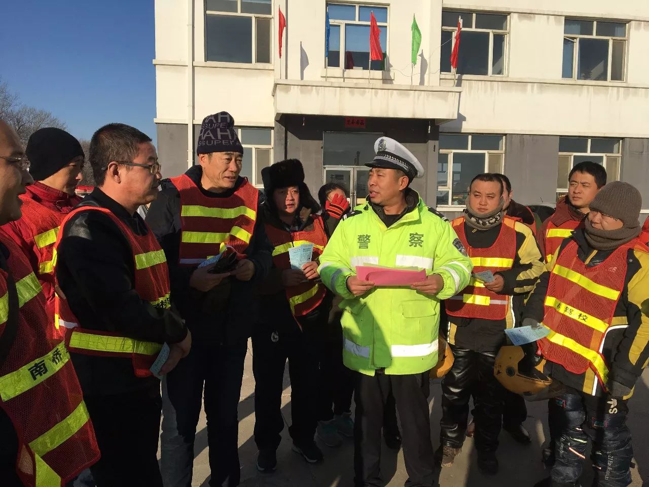 交警大队开展交通文明畅通行动,交警开展文明交通进农村宣教活动